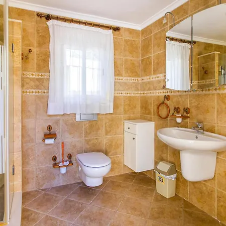 Vakantiehuis Lovely In With Kitchen